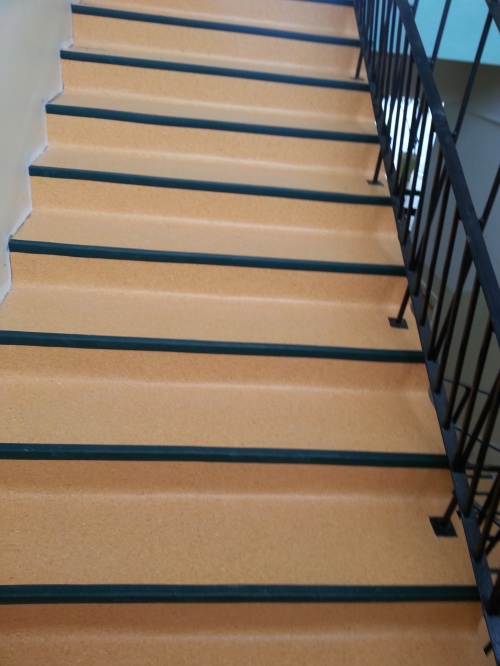 Efekt układania wykładziny PCV na schodach